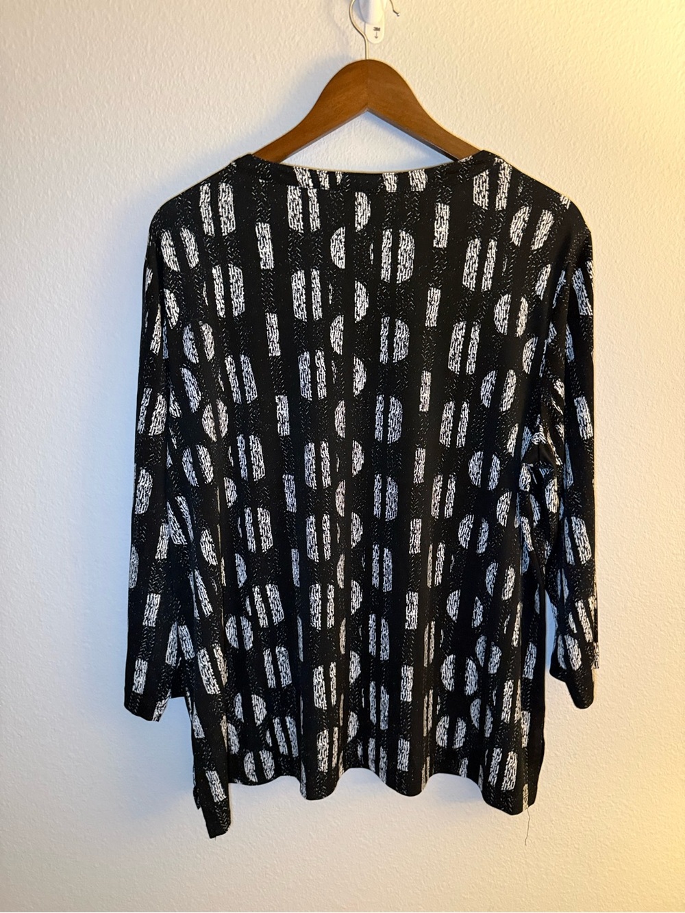 Chico's Black & White V-Neck Long Sleeve Top - Picture 3 of 7